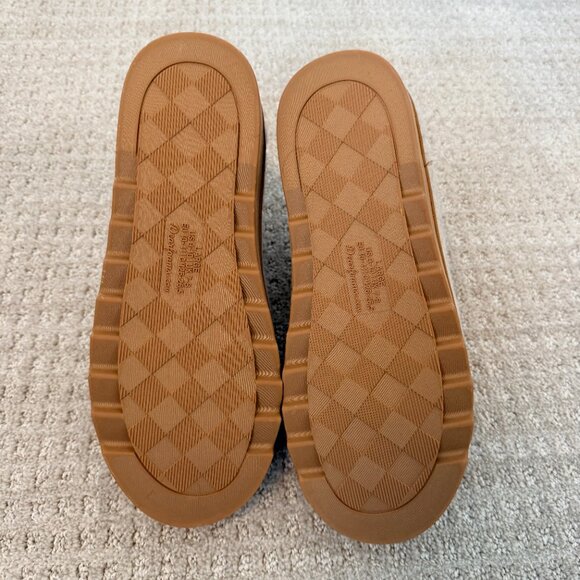 NWOT DLuxe by Dearfoams Women's Slippers - Tan, Size L (9-10) - Picture 3 of 4